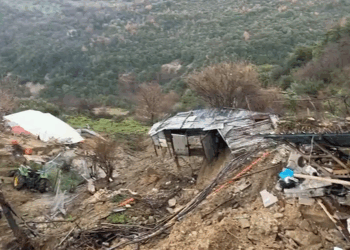 Pamje dramatike nga rrëshqitja e dheut në Vlorë, mali “fshin” rrugën, izolohen dhjetëra familje