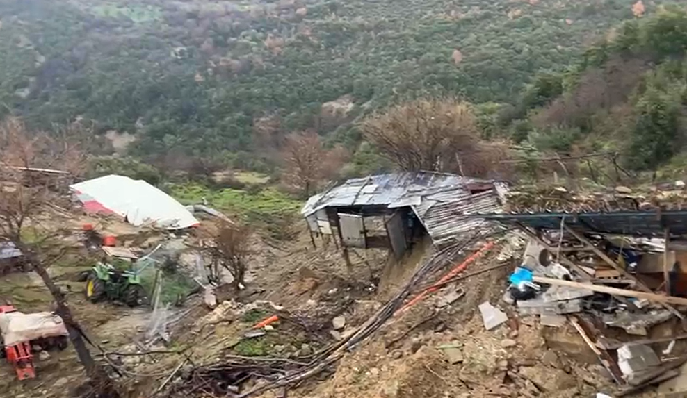 Pamje dramatike nga rrëshqitja e dheut në Vlorë  mali  fshin  rrugën  izolohen dhjetëra familje