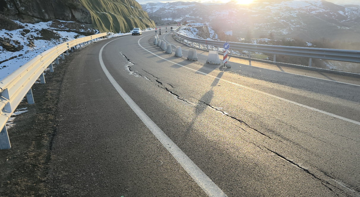 Çarje në rrugën Qukës Qafë Plloçë  paraqet probleme për qarkullimin e automjeteve