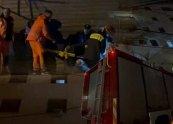 PAMJET/ Ndodh në Fier, 55-vjeçari mbetet i varur jashtë apartamentit. Panik te banorët!