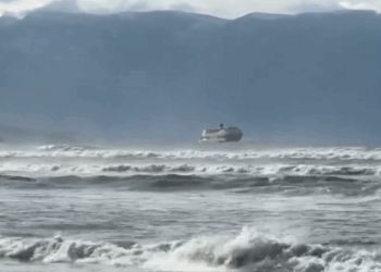 Moti i keq, trageti Vlorë–Brindisi prej më shumë se gjashtë orësh në gjirin e Vlorës