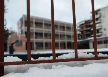 Alarm i kuq në Greqi, shkollat në Athinë mbyllen nesër. Pesë rajone kërcënohen nga përmbytjet dhe acari polar