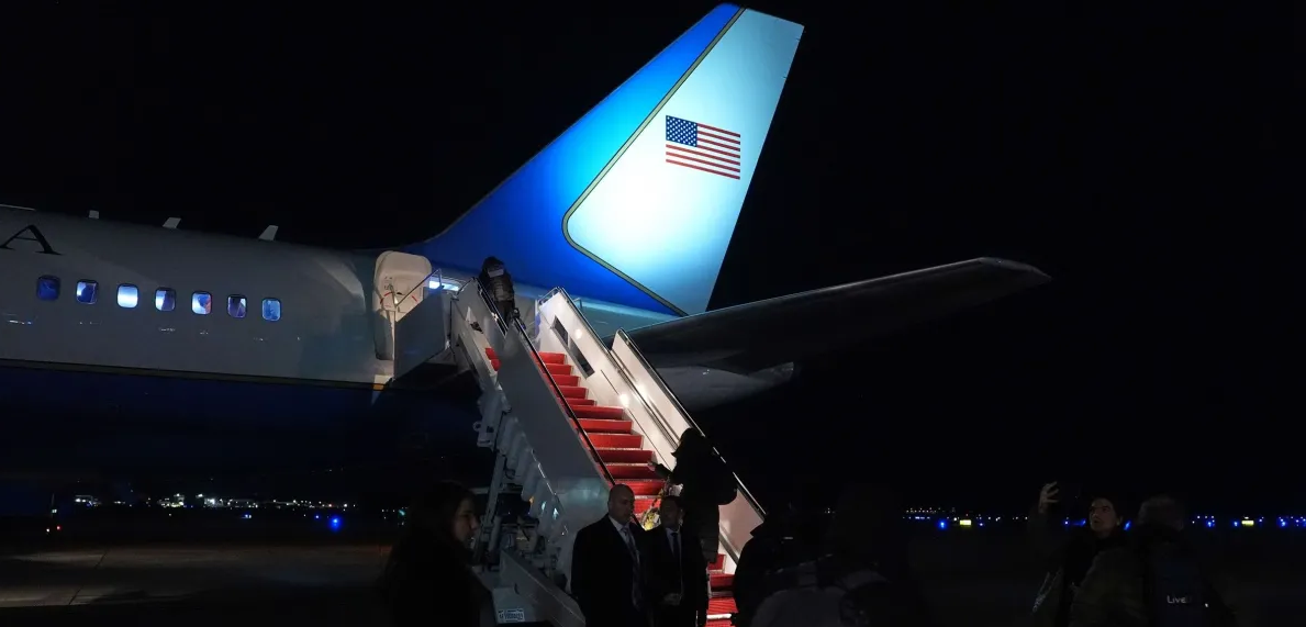 Probleme teknike në Air Force One  Trump udhëton drejt Davos me avion rezervë