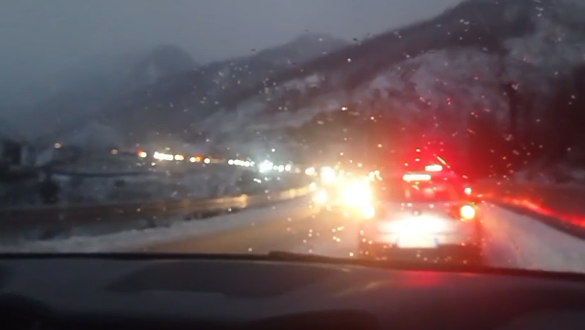 Paralizohet lëvizja në rrugën e Arbrit për shkak të dëborës dhe ngricave  gati 10 km radha e automjeteve