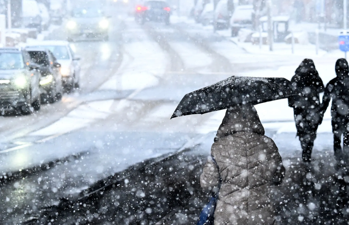Gjermania përfshihet nga stuhia e akullit  Mbyllen shkollat  anulohen fluturimet dhe paralizohet transporti hekurudhor