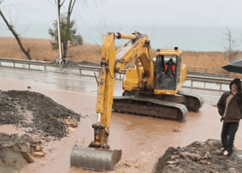 Moti i Keq në Korçë / Problemi kryesor, rrëshqitja e dherave. Disa rrugë në fshatra të bllokuara