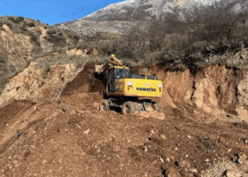 Probleme me rrëshqitjen e dherave në Gjirokastër, rrugët e disa fshatrave ende të bllokuara