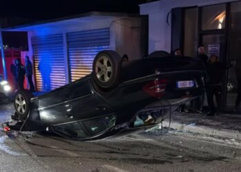 Humbi kontrollin e makinës dhe u përplas me shtyllën, aksidentohet i riu në Lezhë