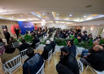 “Pas 13 vitesh opozitë të lodhshme…”/ Berisha në Kombinat, Salianji në Lezhë: Jemi në rrugën e duhur!