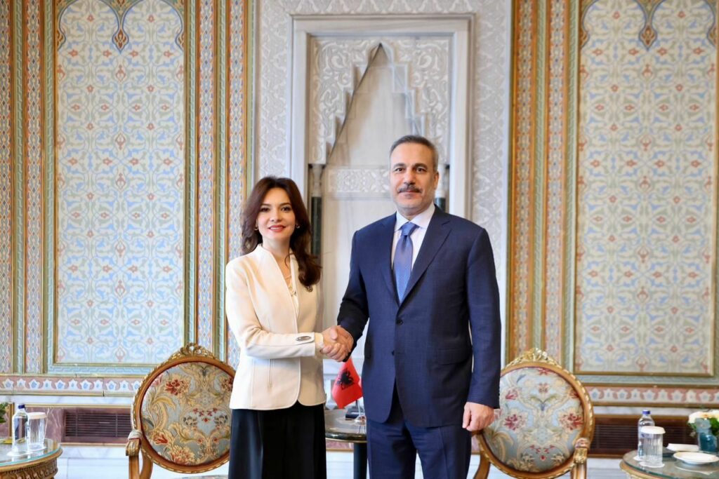 Spiropali në Stamboll me homologun turk  Bashkë për organizimin e samitit të NATO s në Tiranë