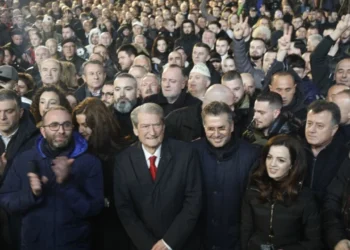 Mbyllet pas 3 orësh protesta e PD, Berisha përgëzon demonstruesit: Bravo! Po bëni historinë, do mblidhemi sërish