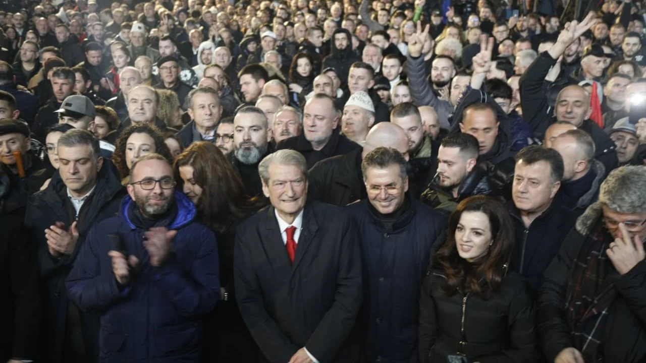 Mbyllet pas 3 orësh protesta e PD  Berisha përgëzon demonstruesit  Bravo  Po bëni historinë  do mblidhemi sërish