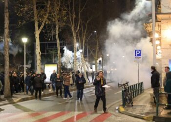 Shoqërimi i të miturit/ Policia: Po gjuante me gurë, pas verifikimit e lamë të lirë