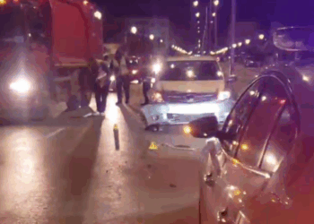 Makinat përplasen “kokë më kokë” në Berat, plagoset çifti i bashkëshortëve
