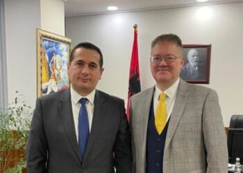 Ambasadori britanik takon Brahon, diskutime mbi mbështetjen e Londrës për SPAK