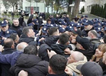 EMRAT-Gjykata e Tiranës liron nga qelia 4 protestuesit e Lapajt, dyshohet se hodhën sende të forta drejt policisë