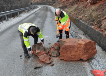 Shi i dendur në Kukës, rënie gurësh në disa prej akseve nacionale