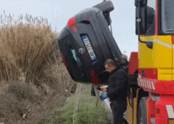 Devijoi për të shmangur përplasjen me automjetin tjetër, makina përfundon në kanal në Fier