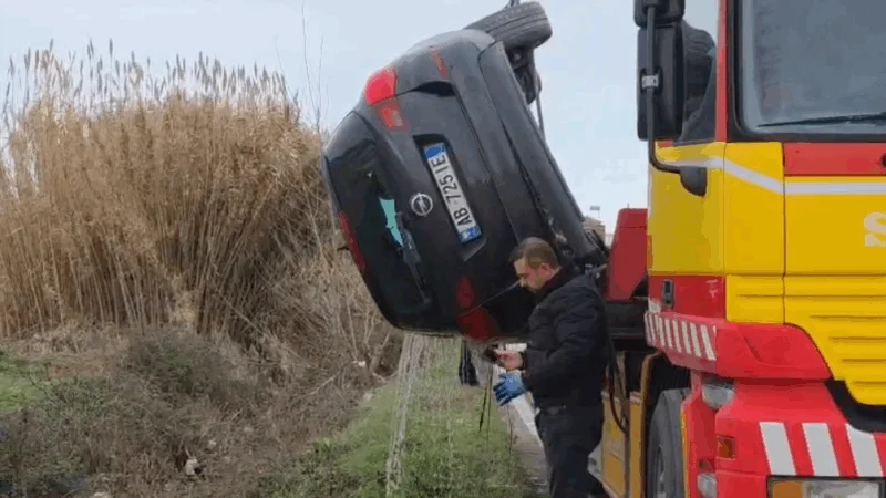 Devijoi për të shmangur përplasjen me automjetin tjetër  makina përfundon në kanal në Fier