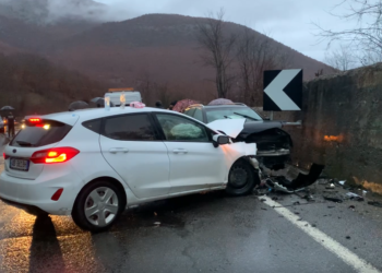 Makinat përplasen ‘kokë më kokë’ në Rrugën e Arbrit, dy të plagosur dërgohen te Trauma