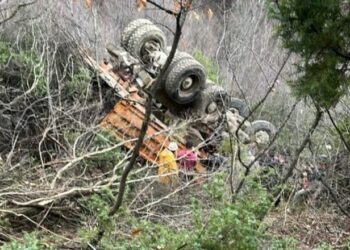 Aksidenti në Gramsh me 1 viktimë e dy të plagosur, fotoja e kamionit të rrëzuar në humnerë