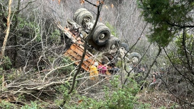 Aksidenti në Gramsh me 1 viktimë e dy të plagosur  fotoja e kamionit të rrëzuar në humnerë