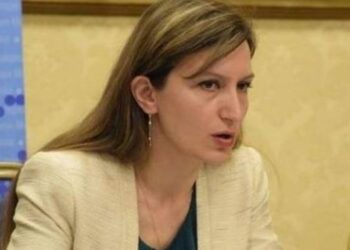 Tentoi t’i djegë automjetin ish-bashkëjetuesit dhe theu masën e sigurisë/ Arrestohet Alma Bime, drejtoreshë e Emigracionit në MPB