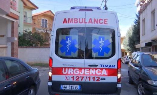 E rëndë në Gramsh  kamioni bie në humnerë  Humb jetën drejtuesi i mjetit dhe mësuesja  Plagoset rëndë infermierja  EMRAT 