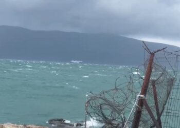 Trageti nuk ankorohet dot në Vlorë prej erës, pezullohet nisja për 800 udhëtarë