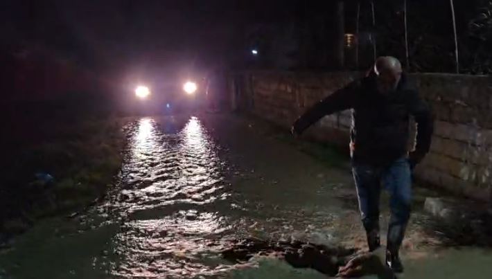 Problematike situata në Fier  Çahet argjinatura e kanalit të Martinës  rrezikohen banesat