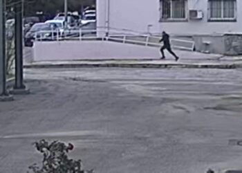 FOTOLAJM/Momenti kur i burgosuri Altin Ndoci arratiset me vrap nga spitali dhe iu ikën efektivëve