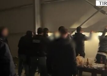 U prezantuan si të njohur dhe e mashtruan 55-vjeçarin për t’i marrë 40 mijë euro, 3 në pranga, 2 në kërkim