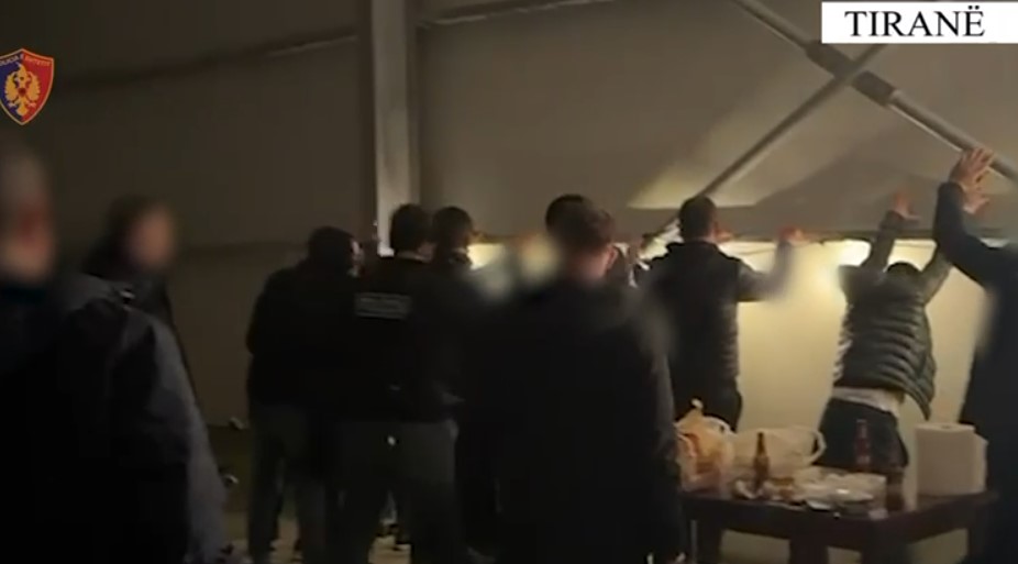 U prezantuan si të njohur dhe e mashtruan 55 vjeçarin për t i marrë 40 mijë euro  3 në pranga  2 në kërkim