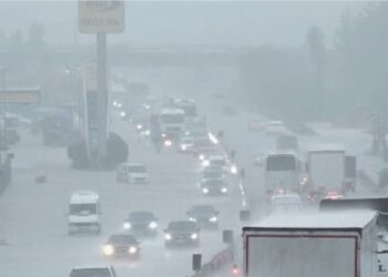 Tiranë–Durrës nën pushtetin e ujit, qytetarët të bllokuar për orë të tëra në trafik