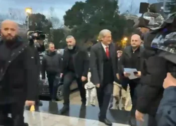 Protesta/ Berisha mbërrin në selinë e PD: Keni shansin e madh të riktheni të ardhmen e shqiptarëve