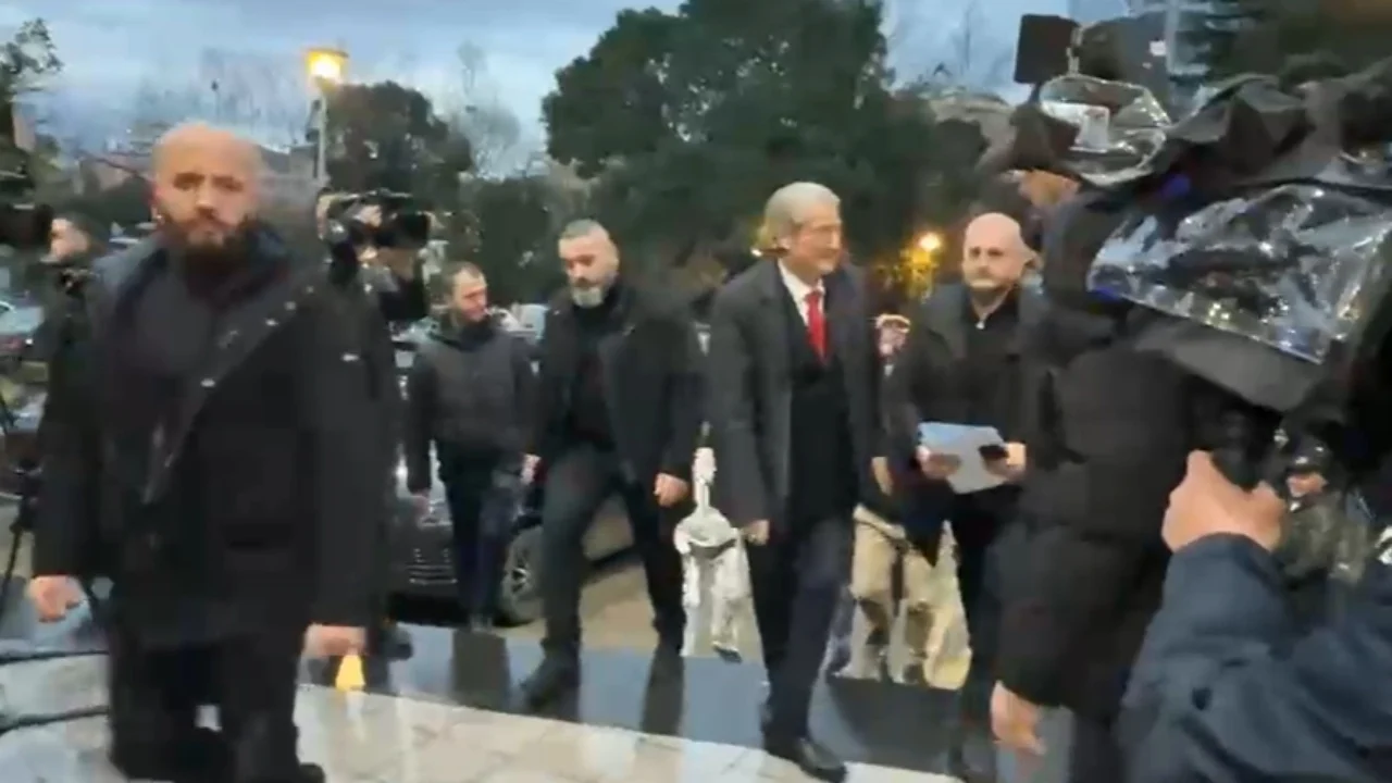Protesta  Berisha mbërrin në selinë e PD  Keni shansin e madh të riktheni të ardhmen e shqiptarëve