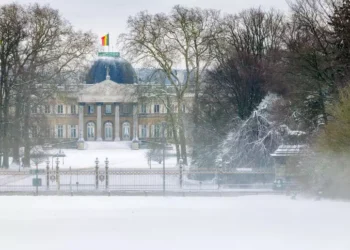 Dimri “ngrin” Evropën Veriore, kaos në aeroporte, qindra fluturime të anuluara dhe shkolla të mbyllura
