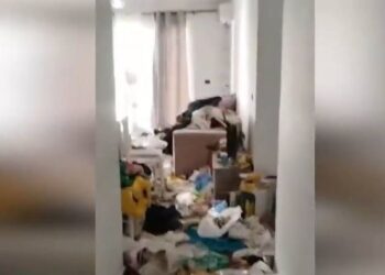 Flet për herë të parë babai i tre fëmijëve që u gjetën vetëm në shtëpi: Me gruan u divorcuam se më tradhtoi! I dashuri i saj më rrahu djalin! Kam edhe video