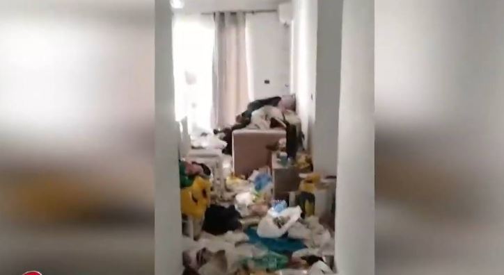 Flet për herë të parë babai i tre fëmijëve që u gjetën vetëm në shtëpi  Me gruan u divorcuam se më tradhtoi  I dashuri i saj më rrahu djalin  Kam edhe video