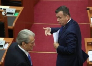 VIDEO-“Këtij maskarai ja kam marrë dorën”, Balla i përgjigjet shpifjeve të Berishës: Kishte dalë “bufi me sorrat” me..