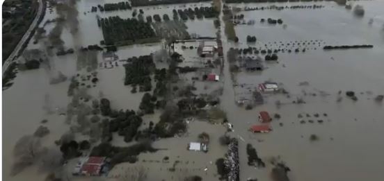 Përmbytjet nga moti i keq  Reagon Delegacioni i BE  Po ndjekim me shqetësim situatën  të gatshëm të mbështesim popullin shqiptar  