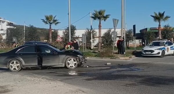 Lushnje  Benz i me shpejtësi  skëterrë  merr para Volswagen in  Pamje pas aksidentit