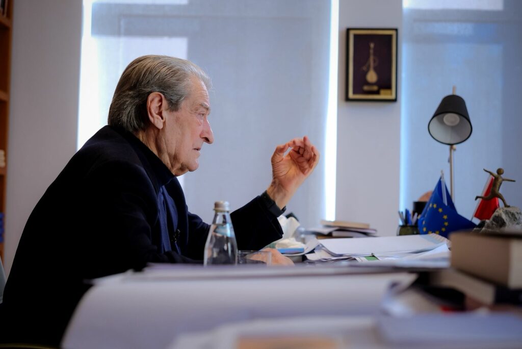 Berisha diasporës  Protestoni para ambasadave  Gjuani me vezë  domate 