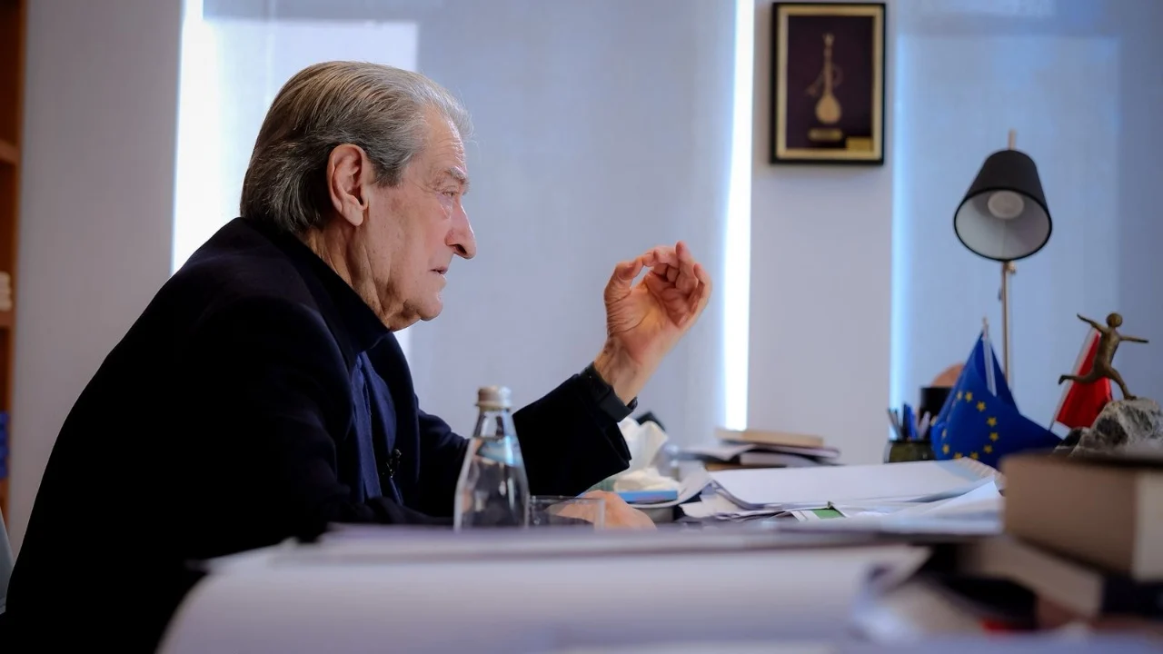  Rama ka pushtuar parlamentin dhe     Berisha thirrje qytetarëve  Duhet të ngriheni  shpëtoni Shqipërinë