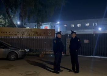 Pas arratisjes së Altin Ndocit, 15 të burgosur zhvendosen nga Durrësi në Peqin, dalin pamjet