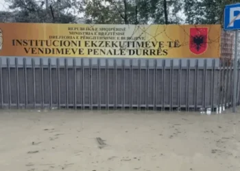 VIDEO-Përmbytet burgu i Durrësit, shkon për vizitë ministri i Drejtësisë! Lamallari drejt hyrjes me çizme