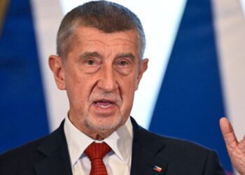 Bëhet viral kryeministri çek, bleu një glob për të parë se ku ndodhet Groenlanda