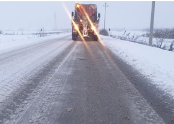 Ndërprerje të energjisë dhe borë në disa akse rrugore në Korçë
