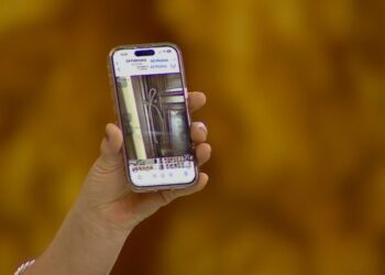 “Nëna 90 vjeçe lidhur me litar e pa zjarr!” Dellora e vërteton me foto, i përgjërohet vëllait: Do të të paguaj, veç rri me të