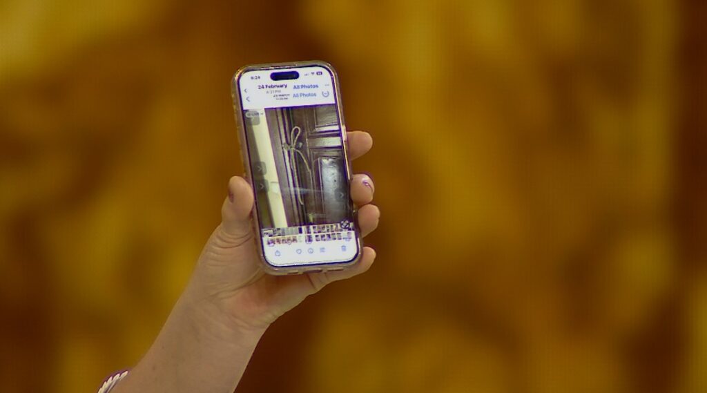  Nëna 90 vjeçe lidhur me litar e pa zjarr   Dellora e vërteton me foto  i përgjërohet vëllait  Do të të paguaj  veç rri me të